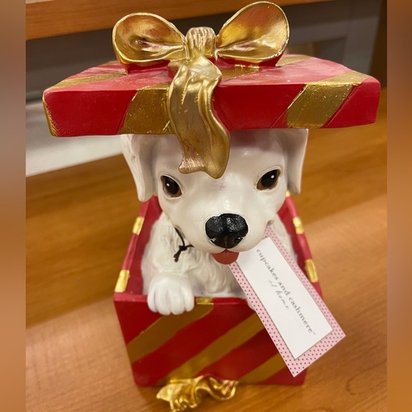 Christmas Puppy Dog in Red & Gold Gift Box Cupcakes & Cashmere 🎄Resin figurine - Picture 9 of 9
